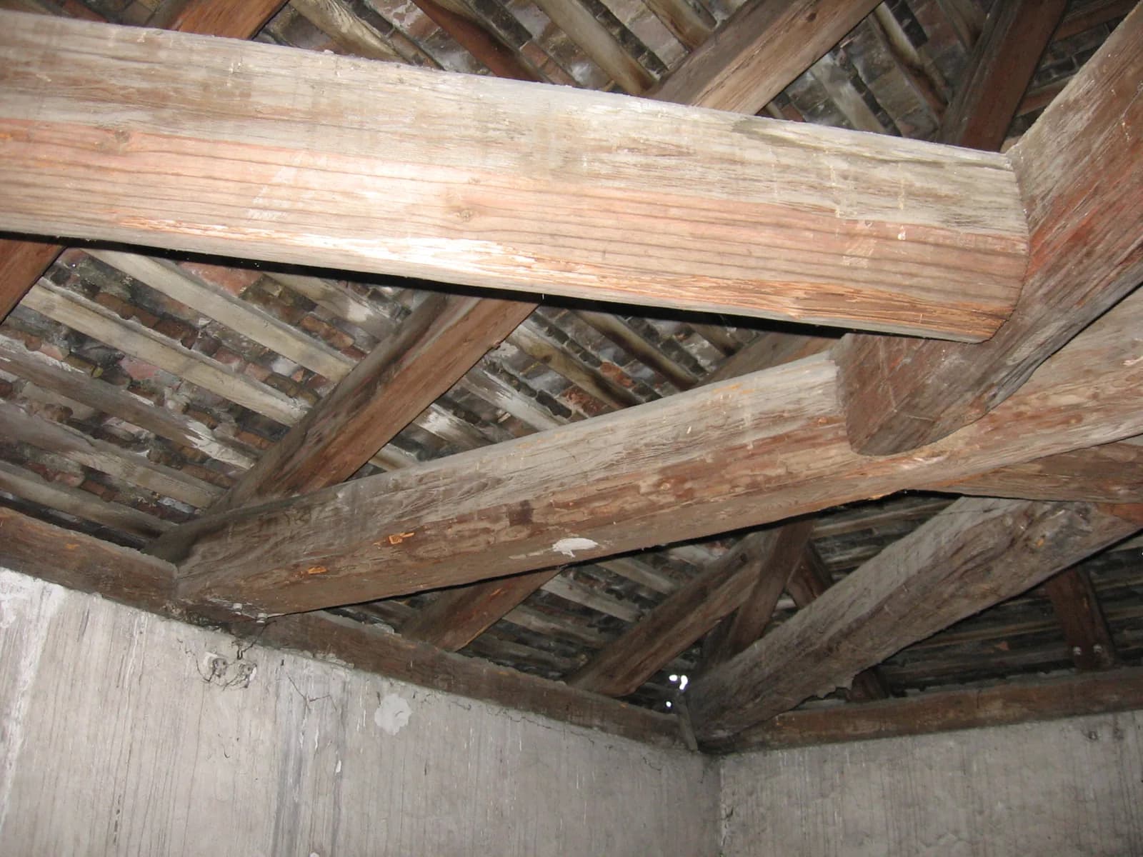Detail spojení krovových trámů. Fotografie majitelů pivovaru.