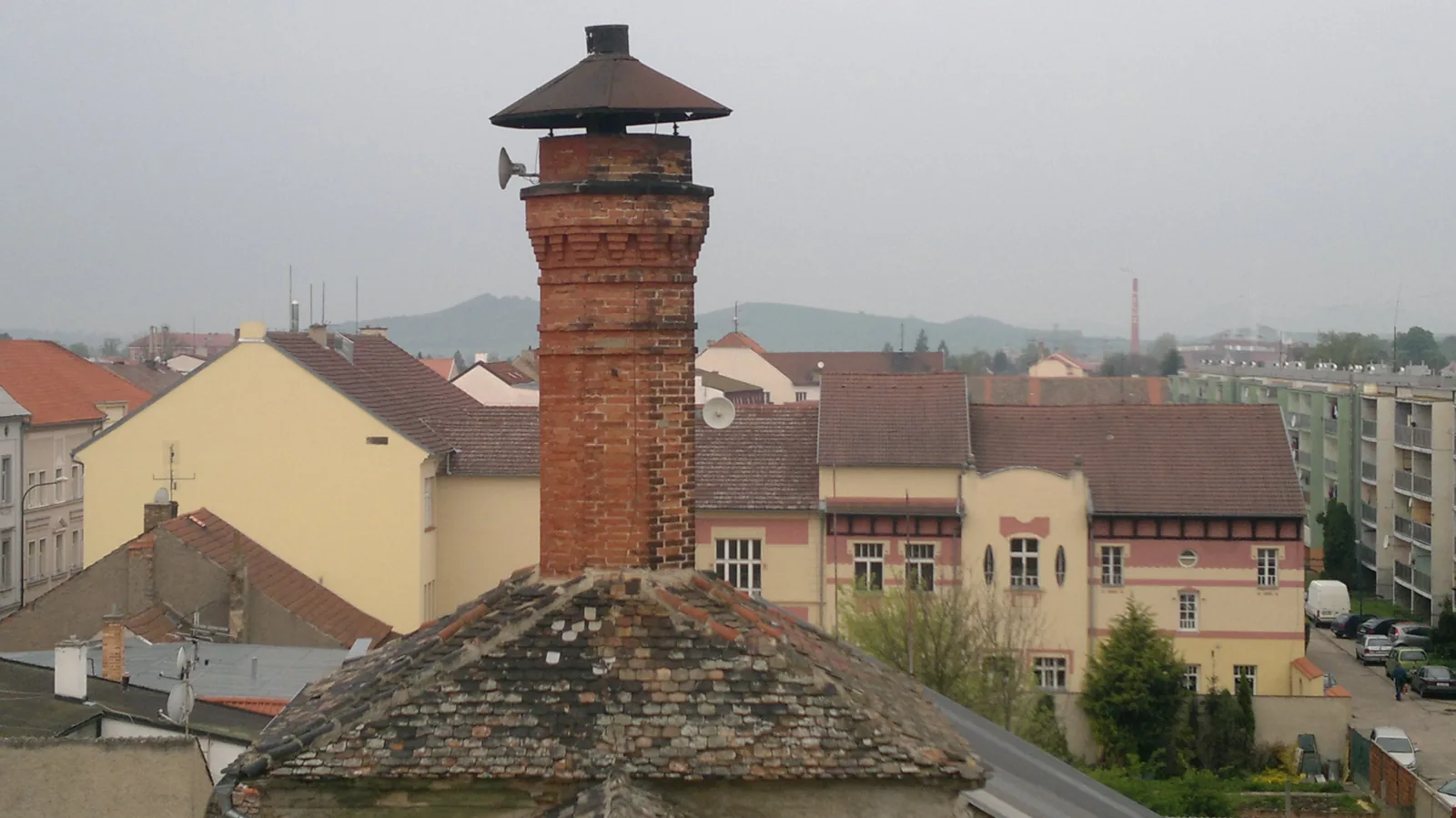 Komín nad střechou sladovny. Fotografie majitelů pivovaru.